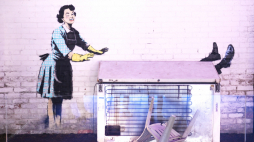 Praca „Walentynkowy tusz do rzęs” Banksy’ego, Wielka Brytania, 2023 r. EPA/Neil Hall/PAP/EPA